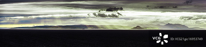 天空照耀下的阿伦岛图片素材