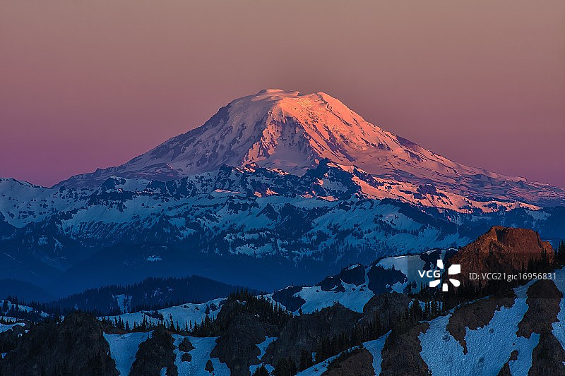 雷尼尔山日落图片素材