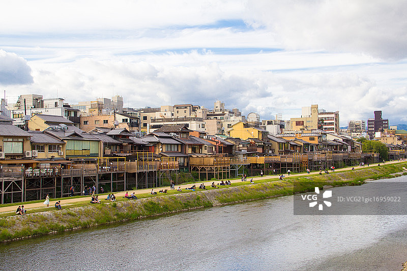 日本奈良河边的成排小屋图片素材
