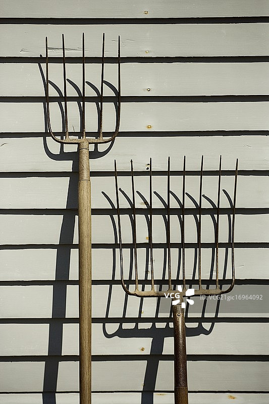 谷仓旁的草叉图片素材