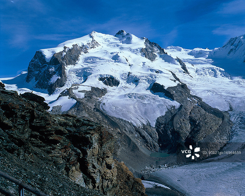 瑞士瓦莱州阿尔卑斯山的罗莎峰山脉图片素材