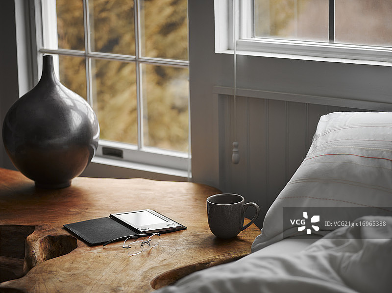 带有数字平板电脑的房屋内景图片素材