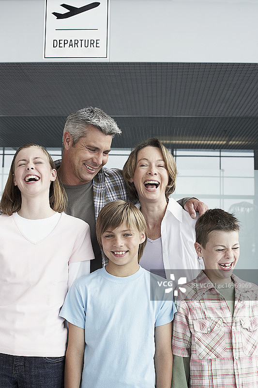 在机场的家庭图片素材