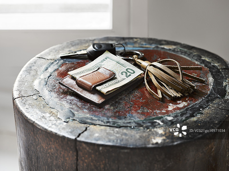 床头柜上的警报装置和美元图片素材