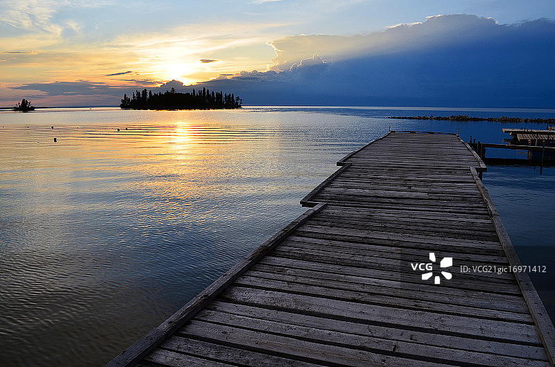 加拿大萨斯喀彻温省里贾纳德尚博湖日落图片素材