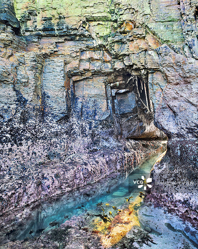 色彩缤纷的洞穴，位于美国加利福尼亚州Point Arena图片素材