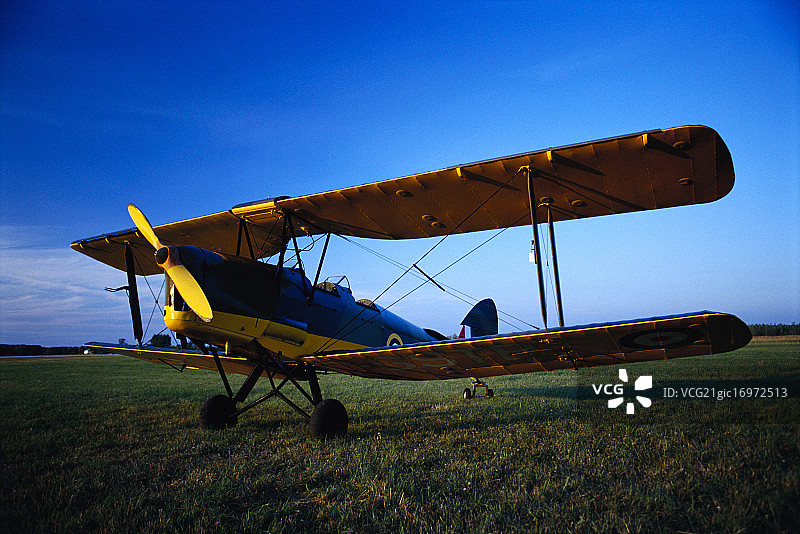 1937年虎蛾双翼飞机在草地跑道上图片素材