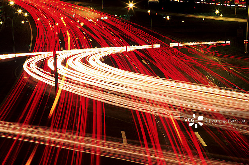 夜晚繁忙的高速公路图片素材