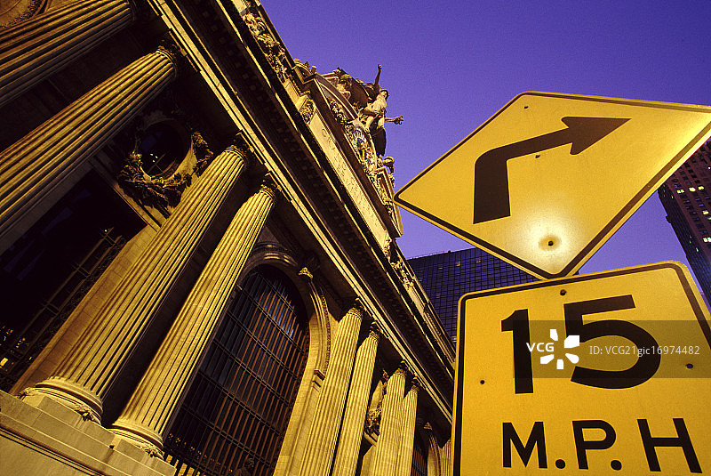 纽约中央车站前的路标图片素材