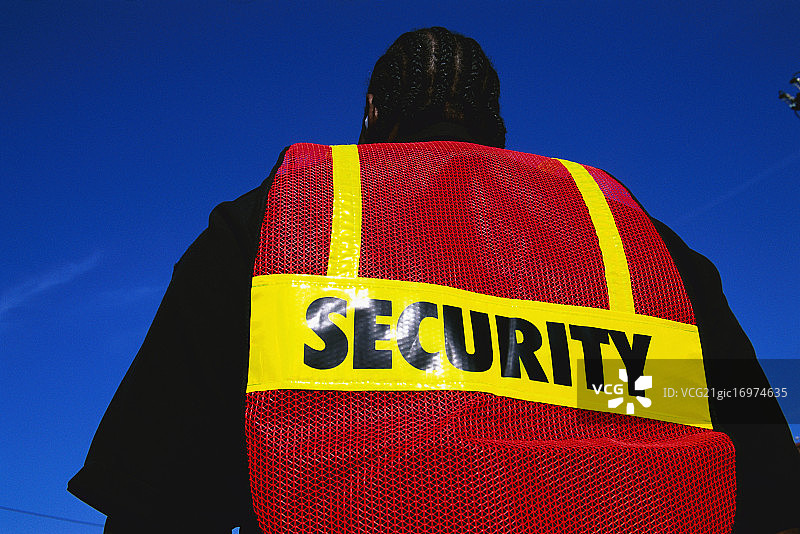 蓝天下的保安图片素材