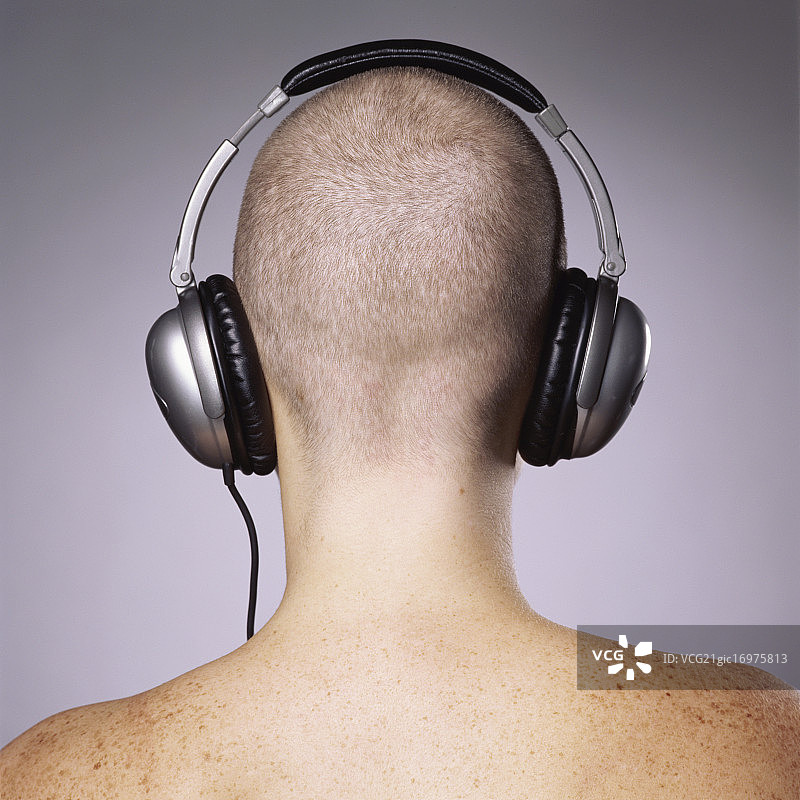 剃着光头戴着耳机的女人图片素材