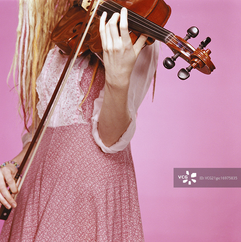 正在演奏中提琴的女人图片素材