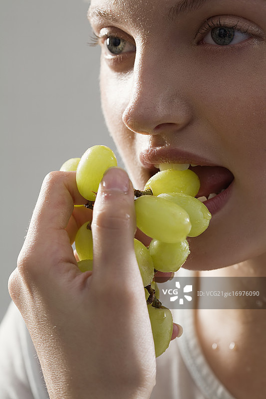 女人吃葡萄图片素材