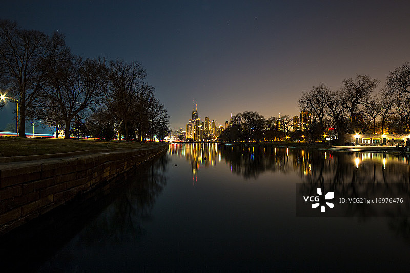 夜幕下的汉考克大厦图片素材