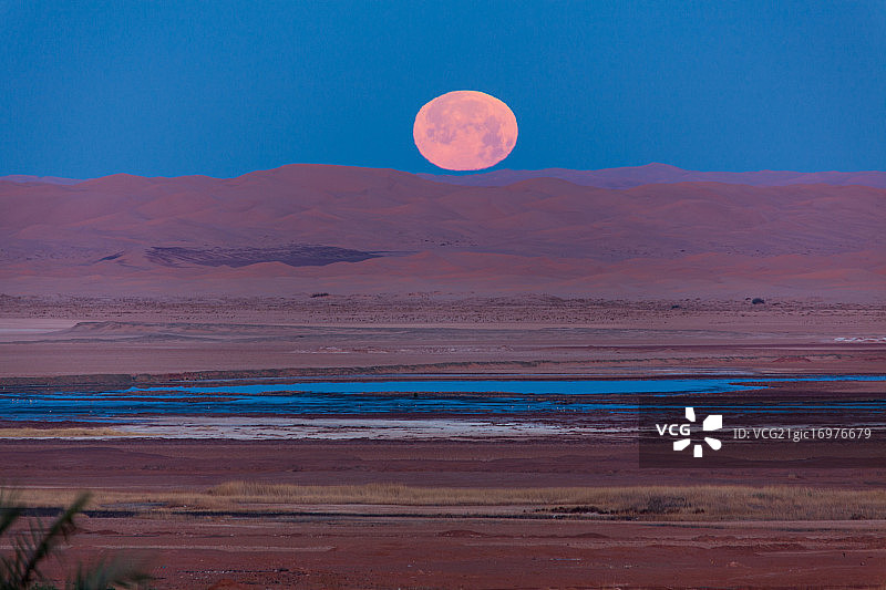 提米蒙上空的月亮图片素材