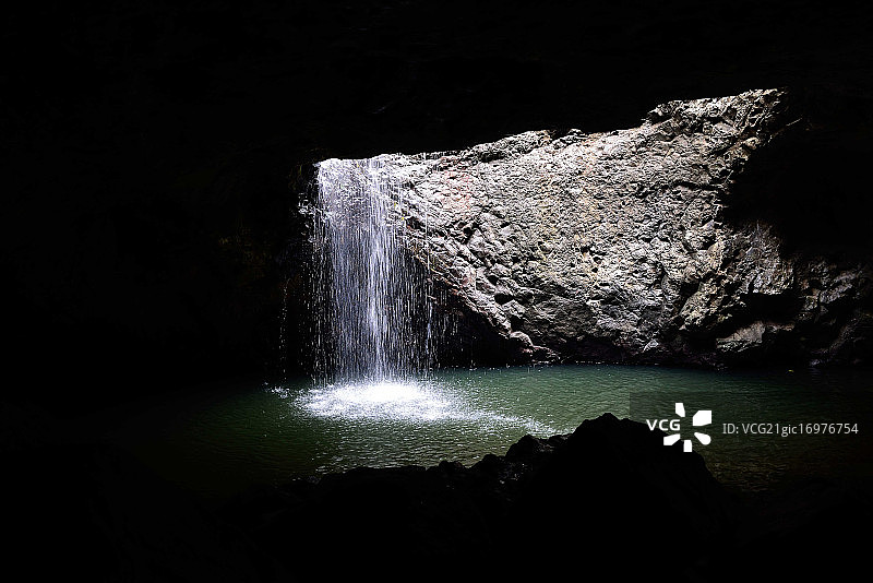 天然拱形瀑布图片素材