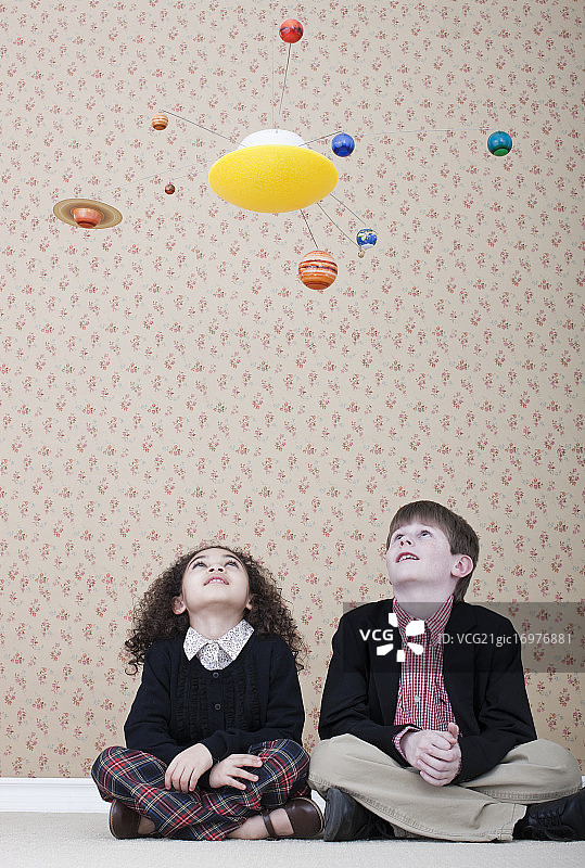 男孩和女孩看天象仪图片素材