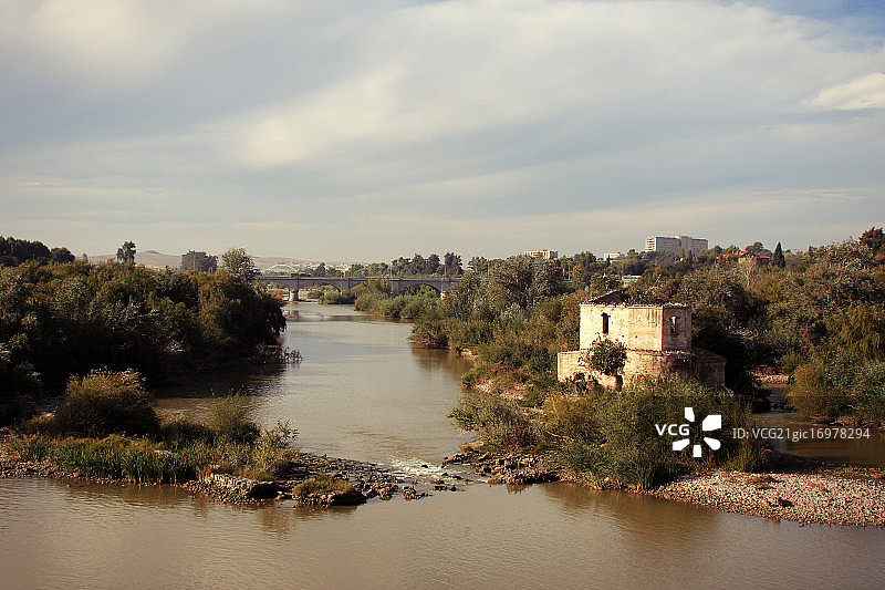 西班牙科尔多瓦瓜达尔基维尔河图片素材
