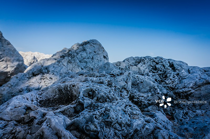 受侵蚀的海岸岩石图片素材