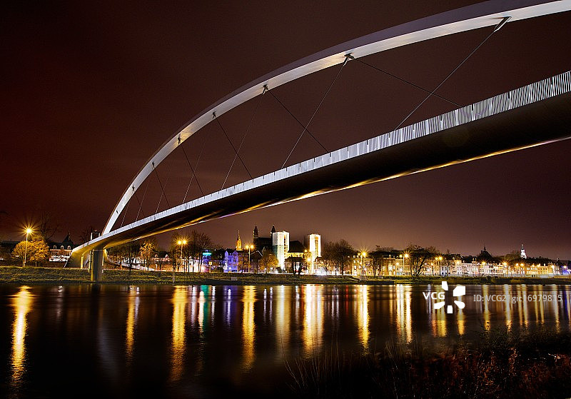 马斯特里赫特夜景 - 高架桥图片素材