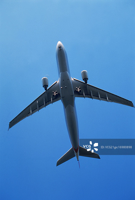 飞行中的空中客车A330图片素材