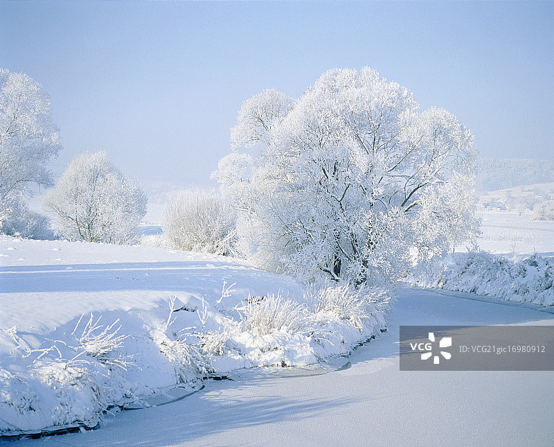 冬季德国哈茨山区布罗肯峰顶部的气象站和发射塔图片素材