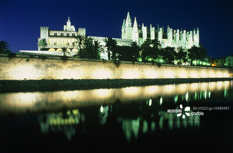 夜晚西班牙马略卡岛帕尔马的照明的阿穆迪纳宫和拉塞大教堂图片素材