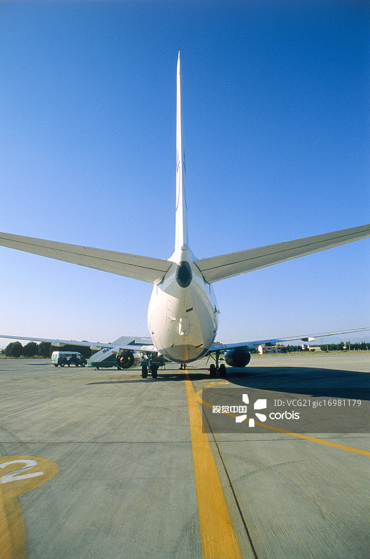 停在跑道上的波音737飞机的后视图图片素材