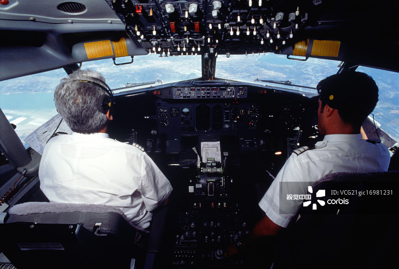 飞机驾驶舱内的飞行员图片素材