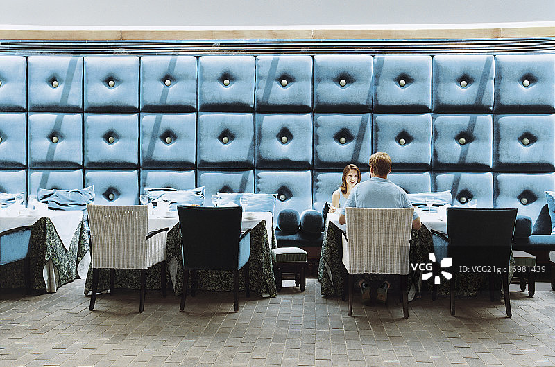 年轻情侣在餐厅用餐图片素材