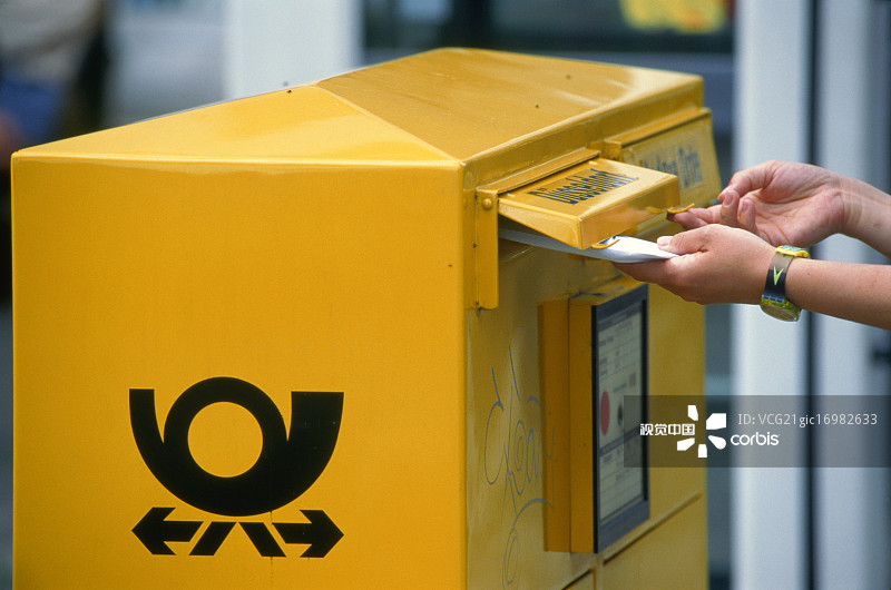 信件被投入邮箱图片素材