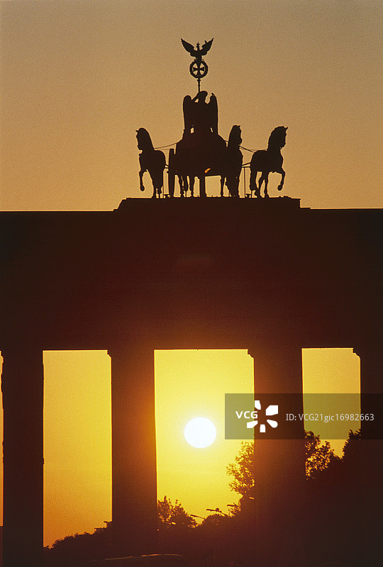 勃兰登堡门，柏林，德国，日落时的四马战车（胜利女神）图片素材