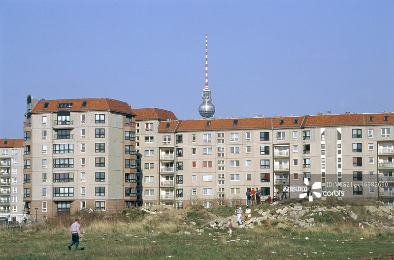 柏林的板式建筑群和电视塔图片素材