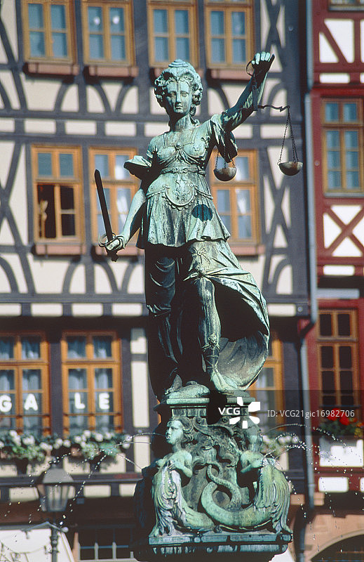 德国法兰克福的正义女神雕塑图片素材