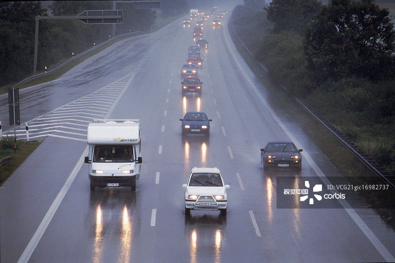 雨中高速公路交通图片素材