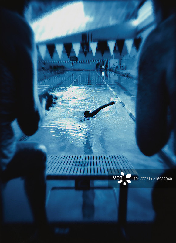 男人在泳池泳道游泳图片素材