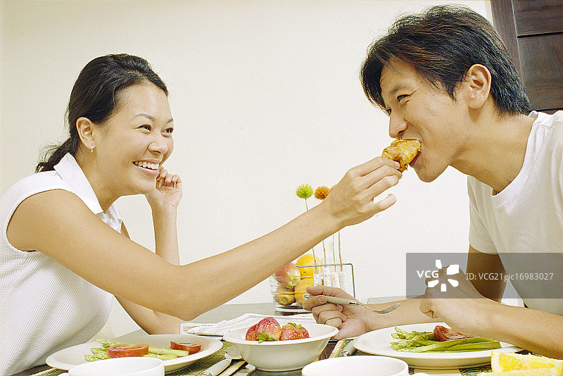 女人喂男人食物图片素材