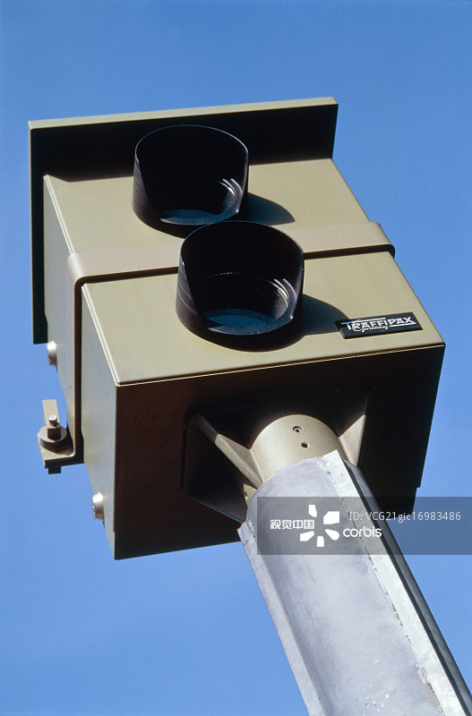 使用测速仪进行交通管制图片素材