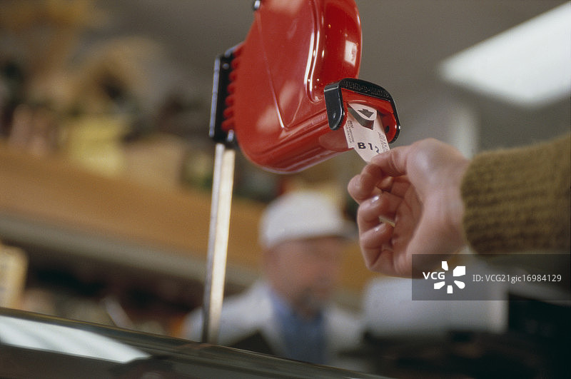 女性在熟食店取号图片素材