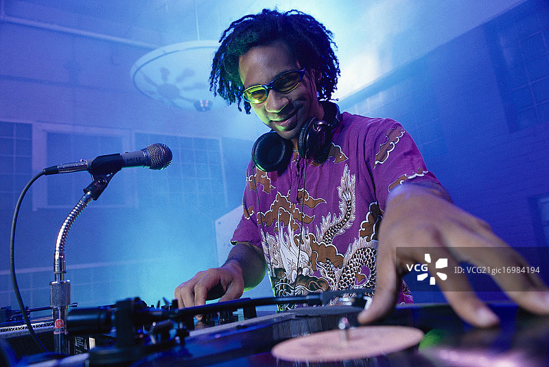 非裔美国唱片骑师播放唱片图片素材