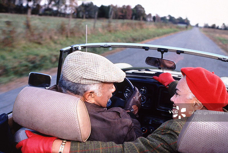 老年夫妇开敞篷车在乡间行驶图片素材