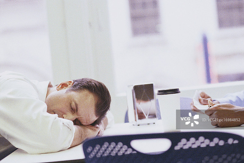 午餐时睡觉的商人图片素材