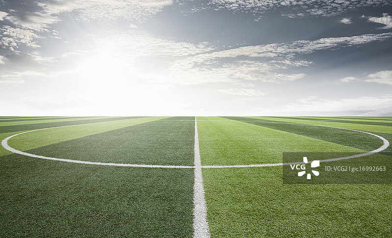 逆光下的足球场中场图片素材