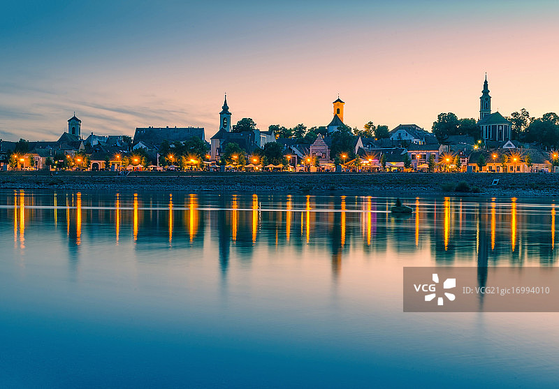 黄昏时分匈牙利圣安德烈镇的河畔城市风光图片素材