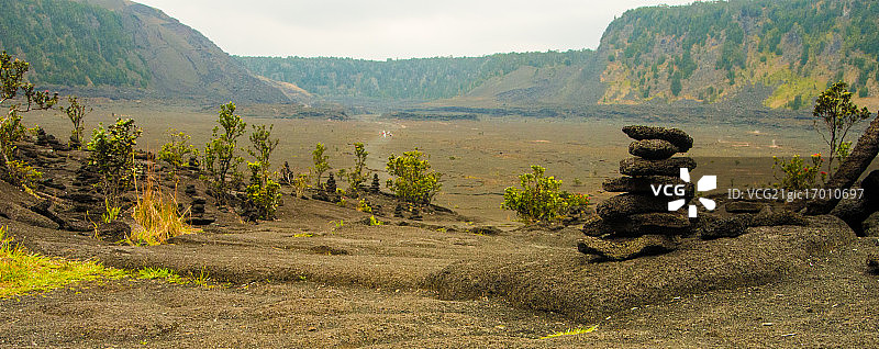 熔岩湖上的小径图片素材