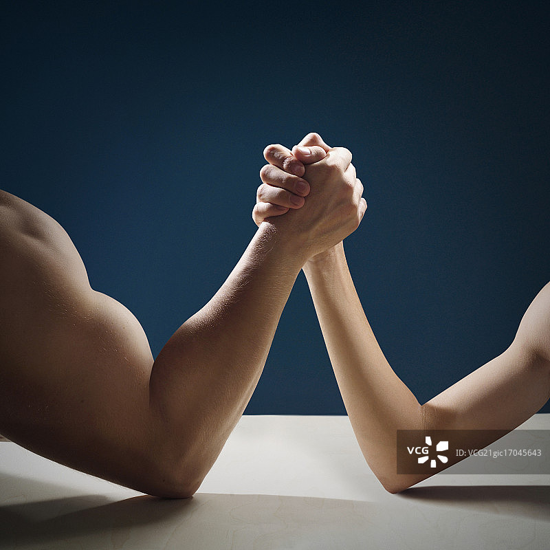 两个男人在掰手腕图片素材