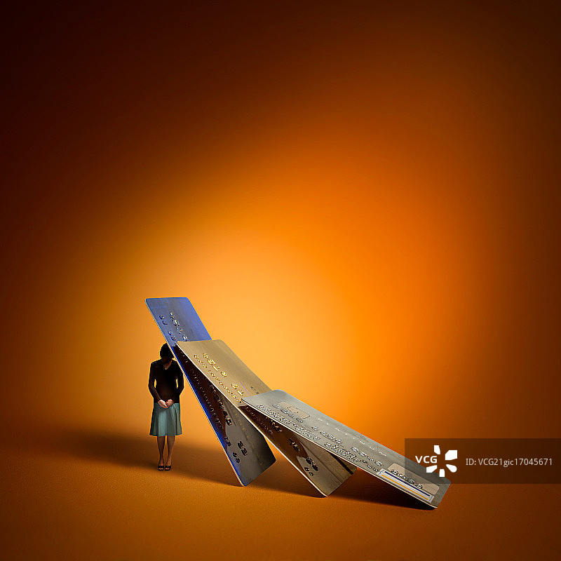 被信用卡债务压垮的女人图片素材