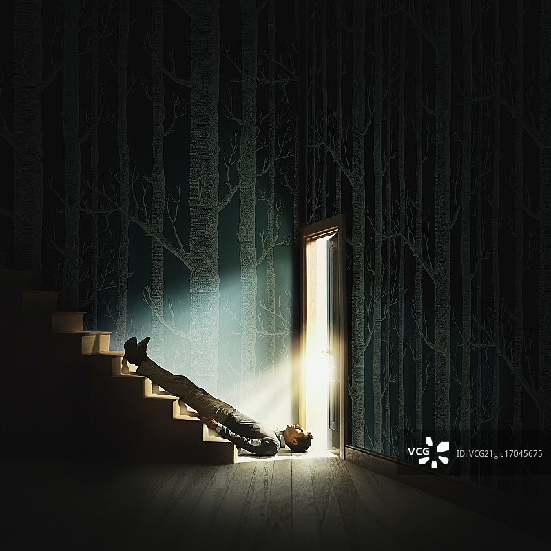 门旁的倒地男人图片素材