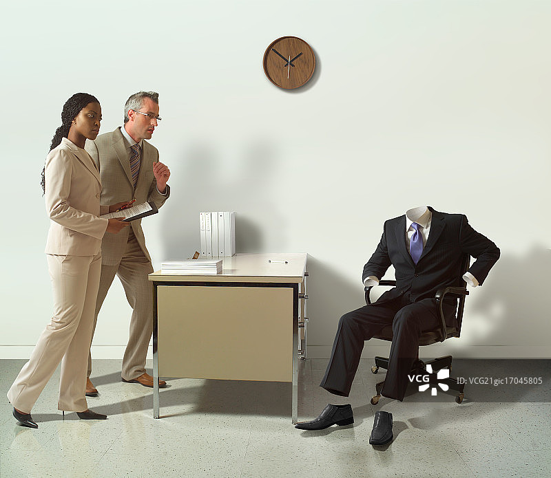 办公室椅子上的商务西装与惊讶的员工图片素材