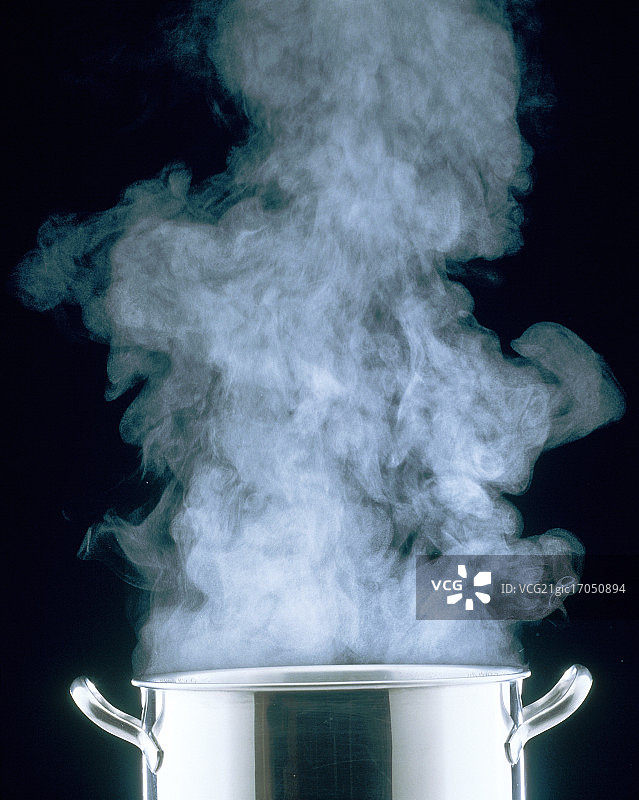 烹饪锅中升腾的蒸汽图片素材